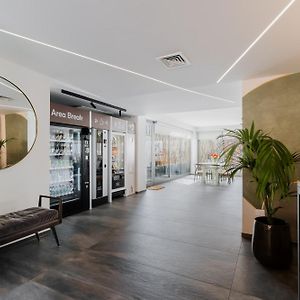 Glass House - Smart Rooms & Parking